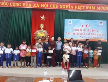 Trao tặng học bổng cho trẻ khuyết tật tỉnh Gia Lai 50.000.000 đồng