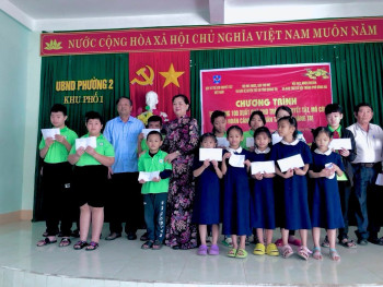 Trao tặng 50 triệu đồng cho trẻ em khuyết tật tỉnh Thanh Hoá