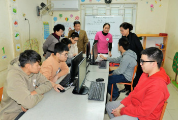 Trao tặng 03 bộ máy tính và 01 máy chạy bộ phục hồi chức năng cho trung tâm Sao Mai, TP Hà Nội