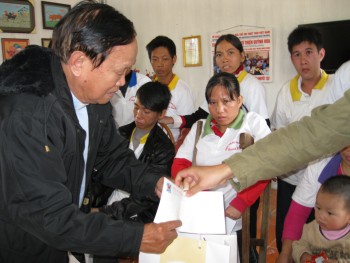 L.m Phan Khắc Từ thăm, tặng quà trung tâm dạy nghề từ thiện Quỳnh Hoa