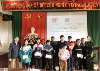 Trao tặng 46 suất học bổng cho trẻ em khuyết tật tỉnh Nam Định