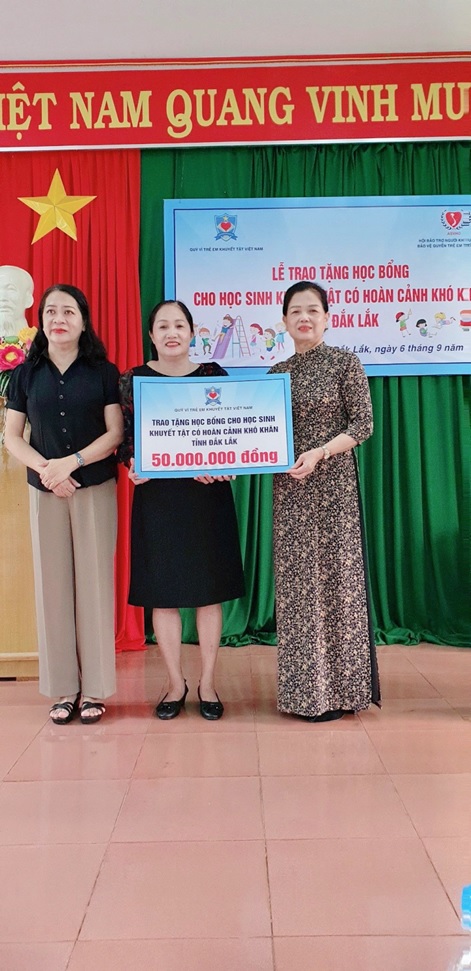 Trao tặng học bổng cho trẻ khuyết tật tỉnh Đắk Lắk 50.000.000 Đồng