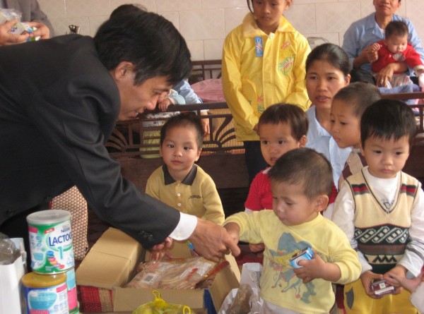 Phó Giám đốc Quỹ Vì trẻ em khuyết tật Trần Văn Khánh tại Cô nhi viện Thánh An. Ảnh: An Luých