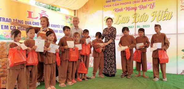 Trao tặng quà cho 70 trẻ em khuyết tật, trẻ em có hoàn cảnh đặc biệt tỉnh Tây Ninh