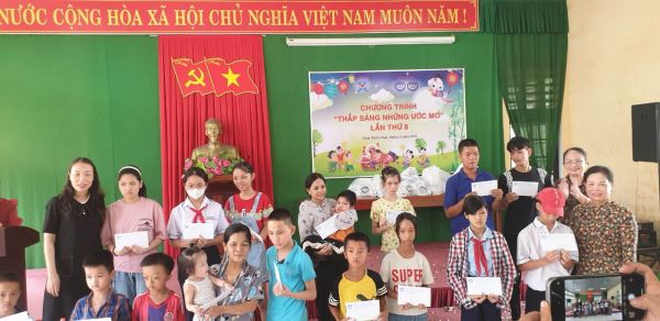Trao tặng 100.000.000 đồng cho trẻ em khuyết tật tỉnh Thừa Thiên Huế