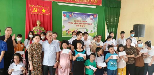 Trao tặng 100.000.000 đồng cho trẻ em khuyết tật tỉnh Thừa Thiên Huế