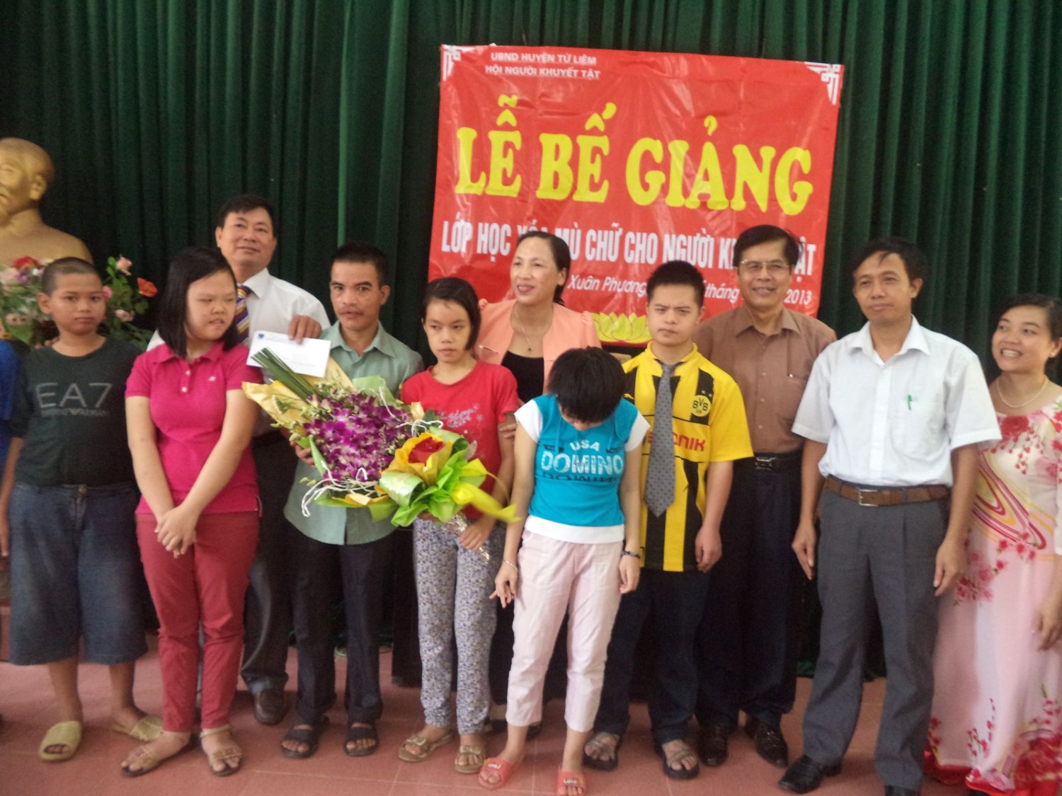 Quỹ Vì trẻ em khuyết tật tới dự lễ bế giảng lớp xóa mù chữ cho người khuyết tật tại huyện Từ Liêm.