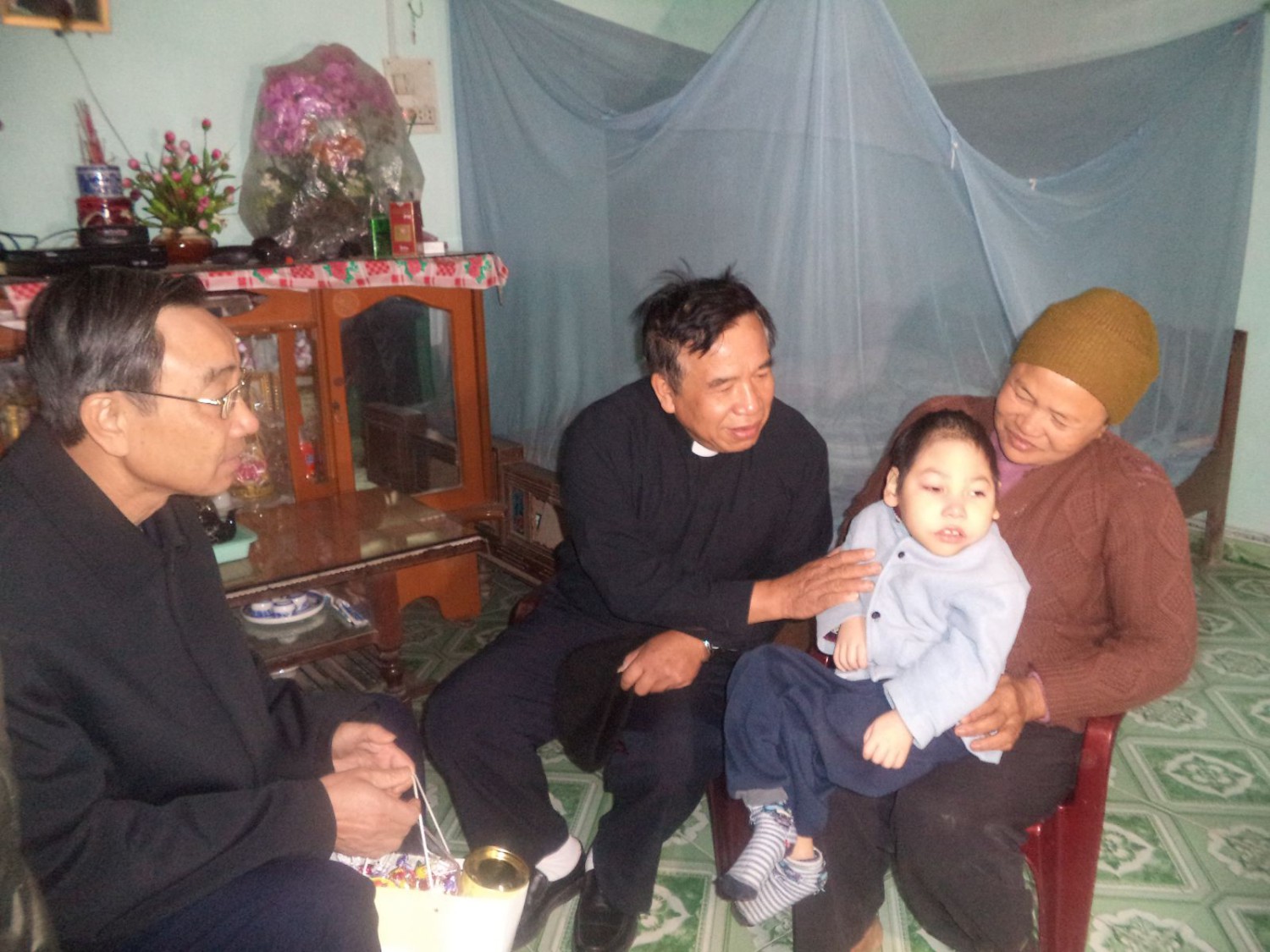Ủy ban Đoàn kết Công giáo Việt Nam cùng Quỹ Vì trẻ em khuyết tật thăm và tặng quà trẻ khuyết tật nhân dịp Xuân Giáp Ngọ 2014