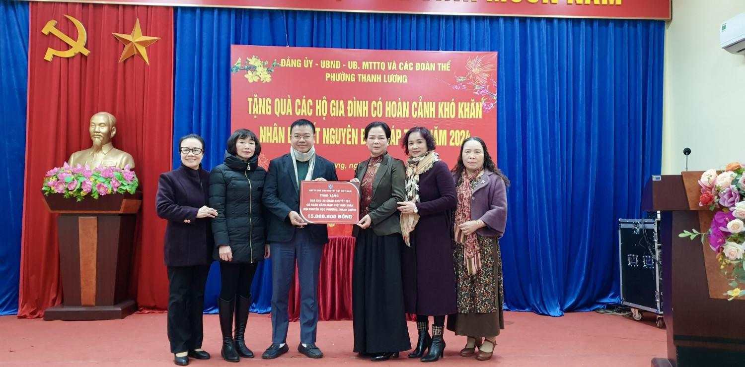 Trao tặng 15 phần quà cho trẻ em khuyết tật phường Thanh Lương, Quận Hai Bà Trương TP. Hà Nội
