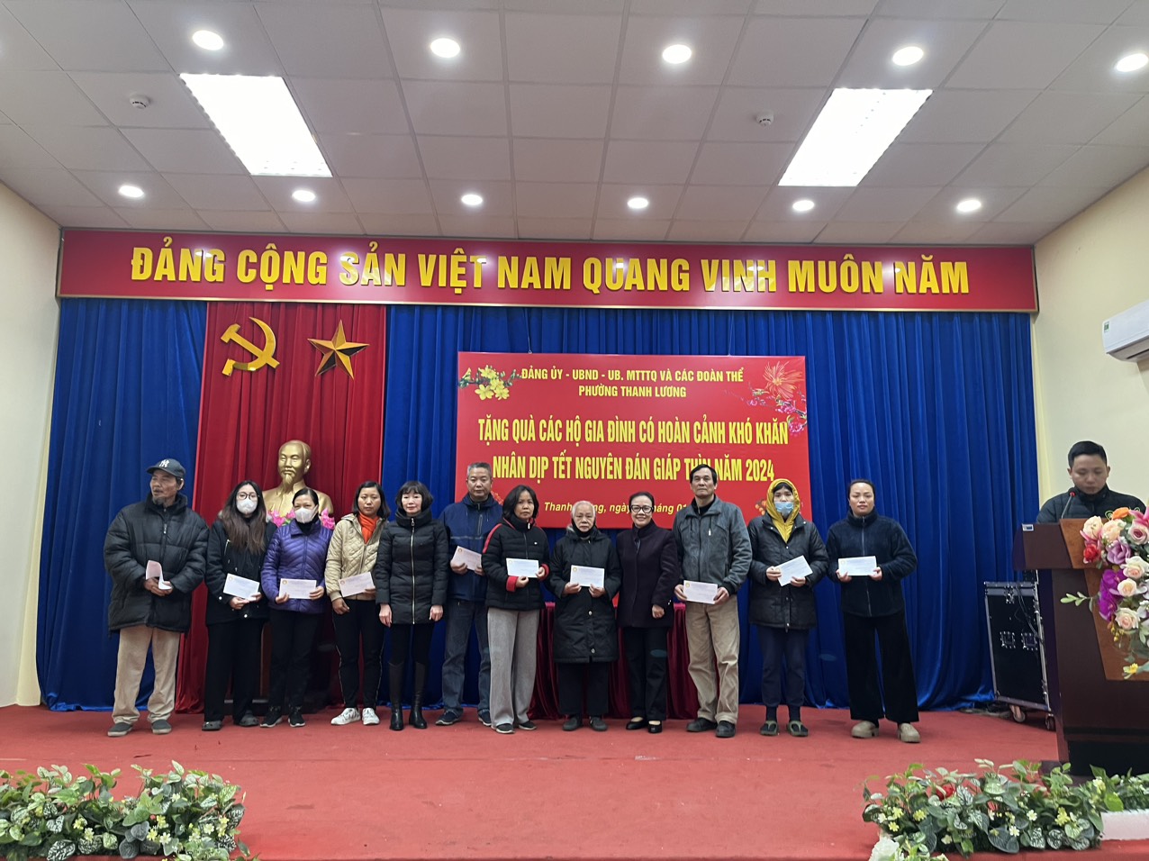 Trao tặng 15 phần quà cho trẻ em khuyết tật phường Thanh Lương, Quận Hai Bà Trương TP. Hà Nội