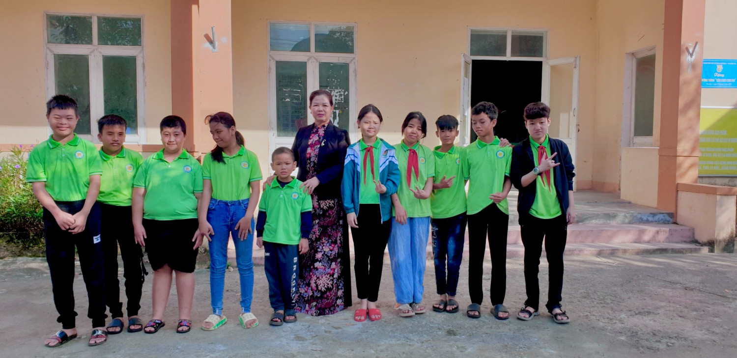 Trao tặng 50 triệu đồng cho trẻ em khuyết tật tỉnh Thanh Hoá