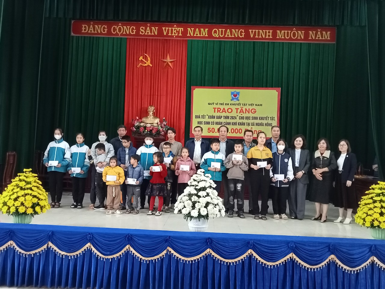 Trao tặng 50 triệu đồng cho trẻ em khuyết tật xã Nghĩa Hồng, Gia Hưng, Nam Định