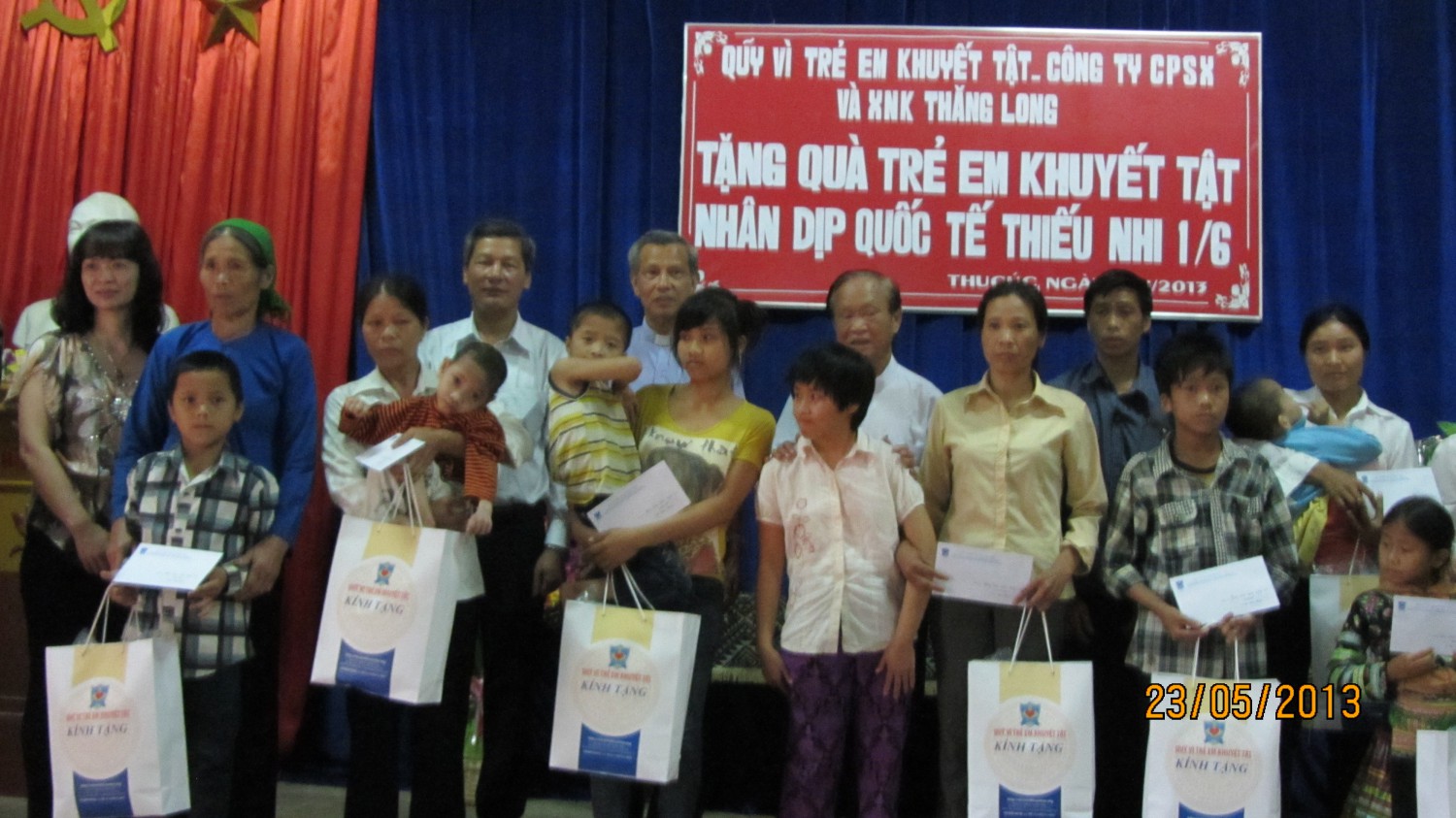 Quỹ vì trẻ em khuyết tật phối hợp Công ty cổ phần Sản xuất và xnk Thăng Long thăm và tặng quà trẻ khuyết tật nhân dịp 01-6-2013