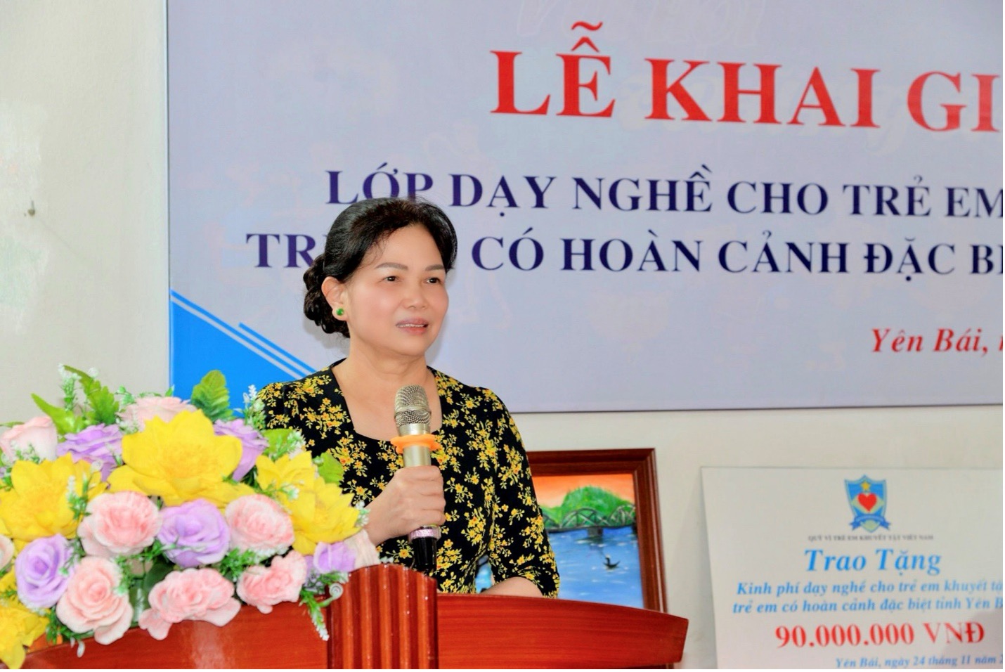 Bà Đỗ Thị Huệ - Phó giám đốc Quỹ Vì trẻ em khuyết tật Việt Nam phát biểu tại lễ khai giản
