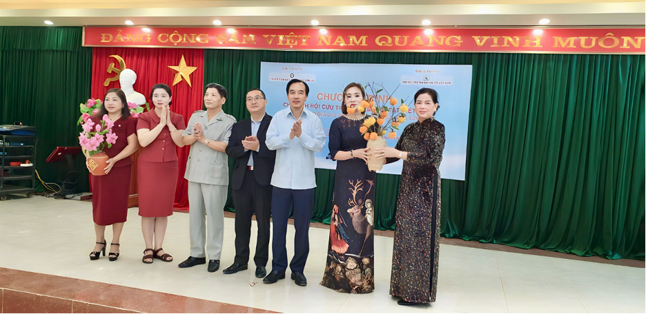 Tham gia, phối hợp trao tặng quà cho trẻ em khuyết tật tỉnh Sơn La