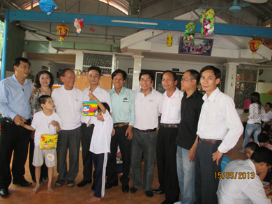 Quỹ Vì trẻ em khuyết tật thăm, tặng quà Tết Trung thu 2013 cho trẻ em khuyết tật tại phường Vĩnh Trại, TP Lạng Sơn