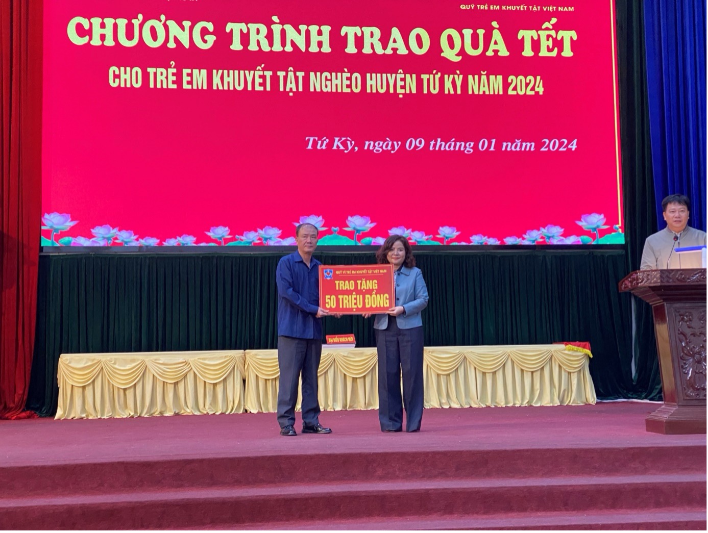 Bà Dương Thị Bích Diệp Chủ tịch HĐQL Quỹ VTEKTVN trao biển tài trợ cho Hội Chữ Thập Đỏ huyện Tứ Kỳ, tỉnh Hải Dương