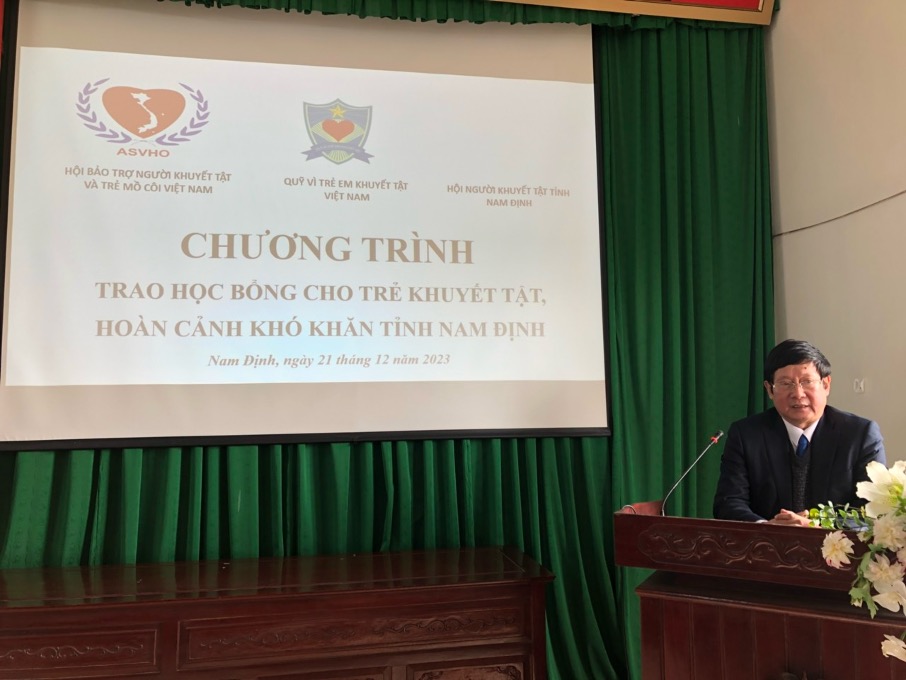 Trao tặng 46 suất học bổng cho trẻ em khuyết tật tỉnh Nam Định